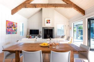 TV a/nebo společenská místnost v ubytování Blackpool Boathouse - Stay Waiheke