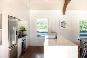 Kuchyň nebo kuchyňský kout v ubytování Blackpool Boathouse - Stay Waiheke + 17 fotografií