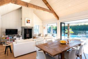 Posezení v ubytování Blackpool Boathouse - Stay Waiheke