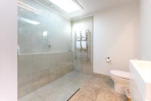 Koupelna v ubytování Blackpool Boathouse - Stay Waiheke + 15 fotografií