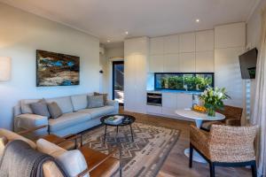 Un televizor și/sau centru de divertisment la Moa 30 Runga - Stay Waiheke