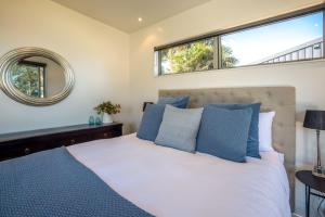 Postel nebo postele na pokoji v ubytování Seaside on Waiheke - Stay Waiheke