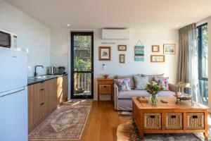 Nhà bếp/bếp nhỏ tại Wavesong - Stay Waiheke