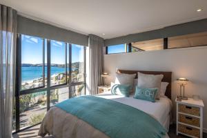 Giường trong phòng chung tại Wavesong - Stay Waiheke