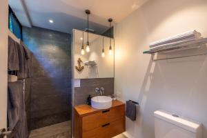 Phòng tắm tại Wavesong - Stay Waiheke