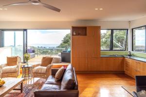 Χώρος καθιστικού στο Hekerua Heights - Stay Waiheke