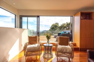 Χώρος καθιστικού στο Hekerua Heights - Stay Waiheke +32 φωτογραφίες