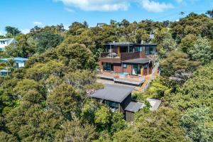 欧尼罗亚Hekerua Heights - Stay Waiheke的森林中房屋的空中景观