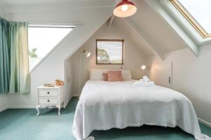 Giường trong phòng chung tại Alhambra - Stay Waiheke