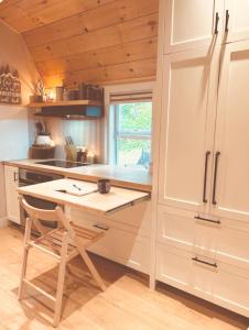 Kuchyň nebo kuchyňský kout v ubytování Nordik Spa Cabin - Hot Tub & Sauna - Winter Escape + 35 fotografií