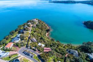 Te Whau BayPalms on Kennedy Point - Stay Waiheke的水中小岛的鸟瞰图