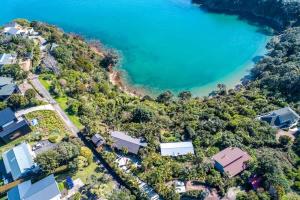 Te Whau BayPalms on Kennedy Point - Stay Waiheke的水边房子的空中景观