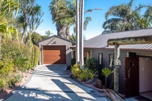 Te Whau BayPalms on Kennedy Point - Stay Waiheke的一座带车库和棕榈树的房子 更多36张照片
