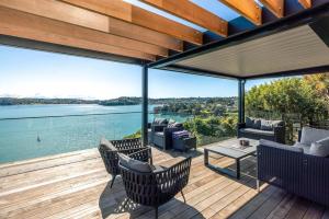 una terraza con vista al agua en Moana Retreat - Stay Waiheke, en Putaki Bay