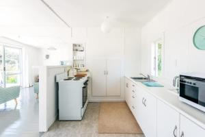 Køkken eller tekøkken på Roses Bach - Stay Waiheke