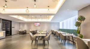 Μια τηλεόραση ή/και κέντρο ψυχαγωγίας στο Green Tree Inn Suzhou Wujiang East Tai Lake Tourism Resorts