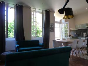 サルラ・ラ・カネダにあるLa Maison d'Albusseのリビングルーム(ソファ、テーブル、椅子付)