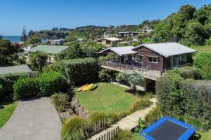 una vista aérea de una casa con piscina en Miro Magic - Stay Waiheke, en Palm Beach