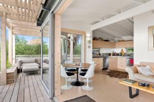Khu vực ghế ngồi tại Palm Views - Stay Waiheke