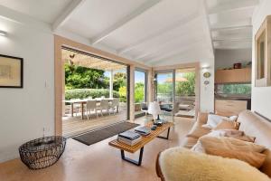 Khu vực ghế ngồi tại Palm Views - Stay Waiheke +23 ảnh