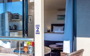 O bucătărie sau chicinetă la Aqua Sands #2 - Stay Waiheke +16 fotografii