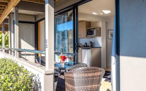 Una cocina o cocineta en Aqua Sands #2 - Stay Waiheke