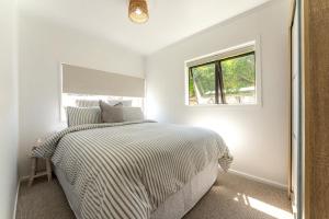 Ένα ή περισσότερα κρεβάτια σε δωμάτιο στο Bach 14 - Stay Waiheke