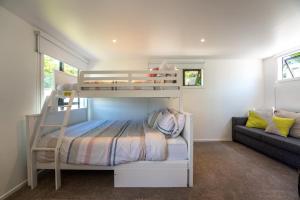 Ένα ή περισσότερα κρεβάτια σε δωμάτιο στο Bach 14 - Stay Waiheke +10 φωτογραφίες