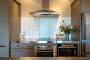 Køkken eller tekøkken på The Sands - Apartment 12 - Stay Waiheke