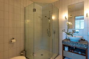 Et badeværelse på The Sands - Apartment 12 - Stay Waiheke + 10 billeder