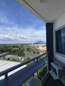 een balkon met uitzicht op een stad bij Z Crib - Azure North in San Fernando