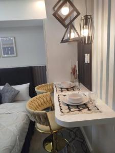 een kamer met een tafel met borden en glazen erop bij Z Crib - Azure North in San Fernando