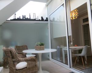 een balkon met een tafel en 2 stoelen en een tafel bij Apartamento Roma in Lissabon +32 foto's