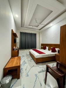 Un pat sau paturi într-o cameră la The Garhwal Vatika