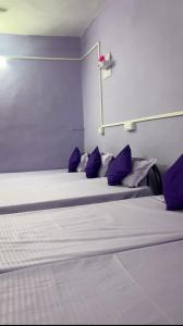 Postel nebo postele na pokoji v ubytování Livzo - Purple house