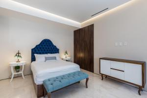 Giường trong phòng chung tại Pier 57 Romantic Zone Luxury Condo 209