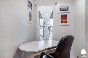 einen weißen Tisch und einen schwarzen Stuhl in einem Zimmer in der Unterkunft Cozy Charming Richmond 1BR Retreat in San Francisco