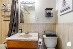 ein Badezimmer mit Waschbecken, Toilette und Spiegel in der Unterkunft Cozy Charming Richmond 1BR Retreat in San Francisco