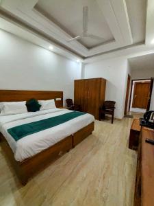 Un pat sau paturi într-o cameră la The Garhwal Vatika