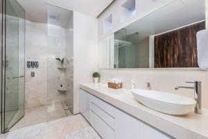 Phòng tắm tại Pier 57 Romantic Zone Luxury Condo 209