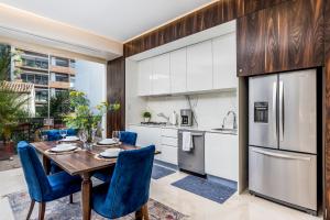 Nhà bếp/bếp nhỏ tại Pier 57 Romantic Zone Luxury Condo 209