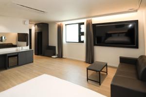 TV a/nebo společenská místnost v ubytování Hound Hotel Mokpo Peace Plaza