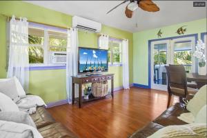 TV a/nebo společenská místnost v ubytování Ocean View with Pool, 4 bedroom Vila Near Key West