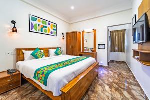 Una cama o camas en una habitación de Treebo Lumino Crown 28 fotos más