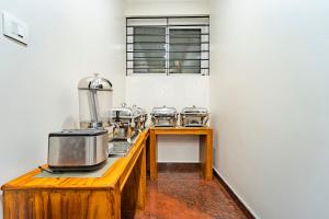 Una cocina o cocineta en Treebo Lumino Crown