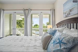 Postel nebo postele na pokoji v ubytování Ocean View with Pool, 4 bedroom Vila Near Key West + 49 fotografií