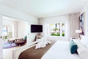 Postel nebo postele na pokoji v ubytování Azul Beach Resort Negril, Gourmet All Inclusive by Karisma + 54 fotografií