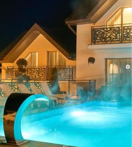 Piscina de la sau aproape de Chalet Fomich