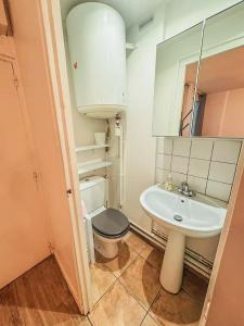 Un baño de 7 Sunny Hideaway Studio Place des Vosges