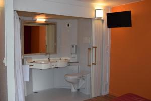 Bathroom sa Premiere Classe Creil - Villers Saint Paul